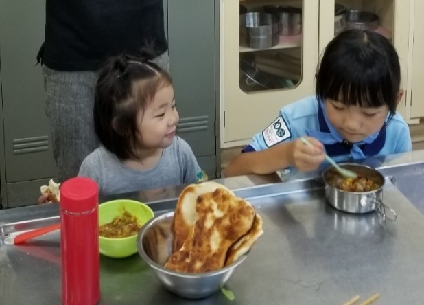 190623_カレーを食べている.jpg